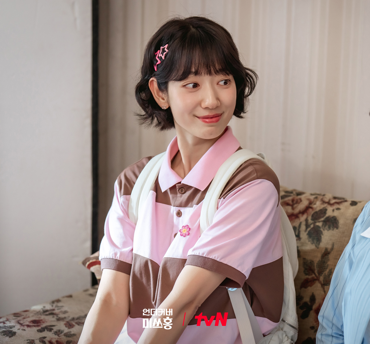 [잡담] 언더커버미쓰홍) 날카로운 미소의 엘리트💰 홍금보에서어리바리 '미쓰홍'🌹 홍장미로 180도 변신 완료!전혀 다른 스펙으로 증권사에위장 취업한 홍금보 첫 스틸 공개✨ | 인스티즈