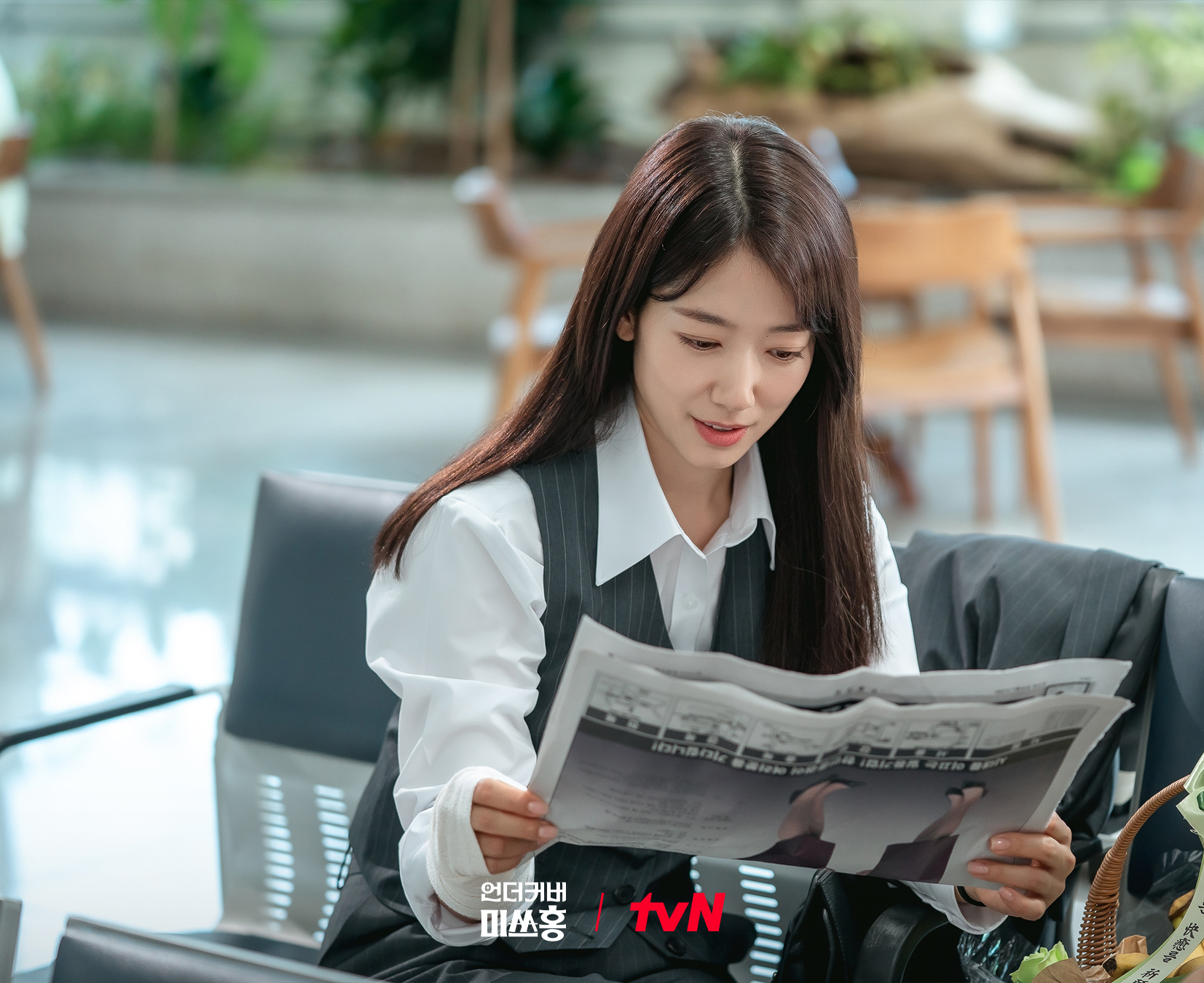 [잡담] 언더커버미쓰홍) 날카로운 미소의 엘리트💰 홍금보에서어리바리 '미쓰홍'🌹 홍장미로 180도 변신 완료!전혀 다른 스펙으로 증권사에위장 취업한 홍금보 첫 스틸 공개✨ | 인스티즈