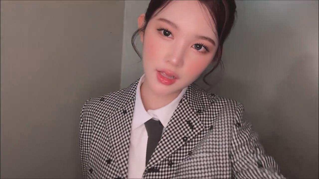 [잡담] 에이나 포커스 활동 제일 좋아하는 착장이 이건데 이걸로 틱톡 끓여온게 너무 웃김 | 인스티즈