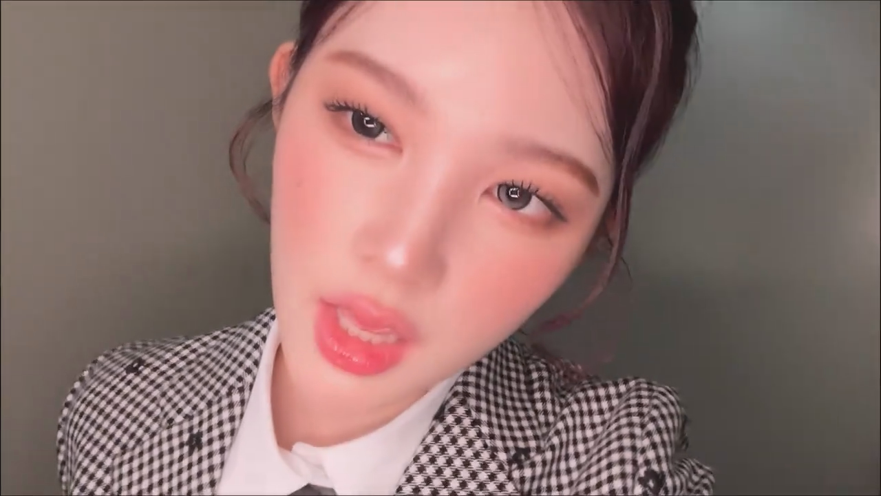 [잡담] 에이나 포커스 활동 제일 좋아하는 착장이 이건데 이걸로 틱톡 끓여온게 너무 웃김 | 인스티즈