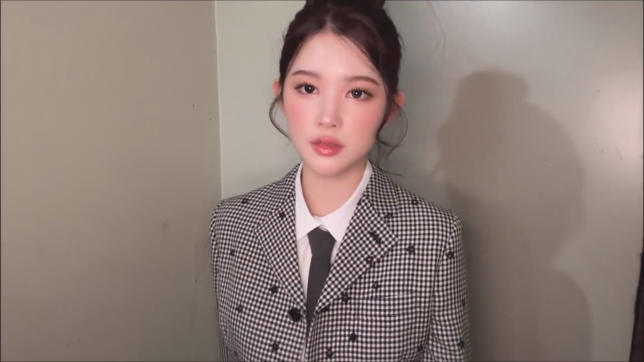 [잡담] 에이나 포커스 활동 제일 좋아하는 착장이 이건데 이걸로 틱톡 끓여온게 너무 웃김 | 인스티즈
