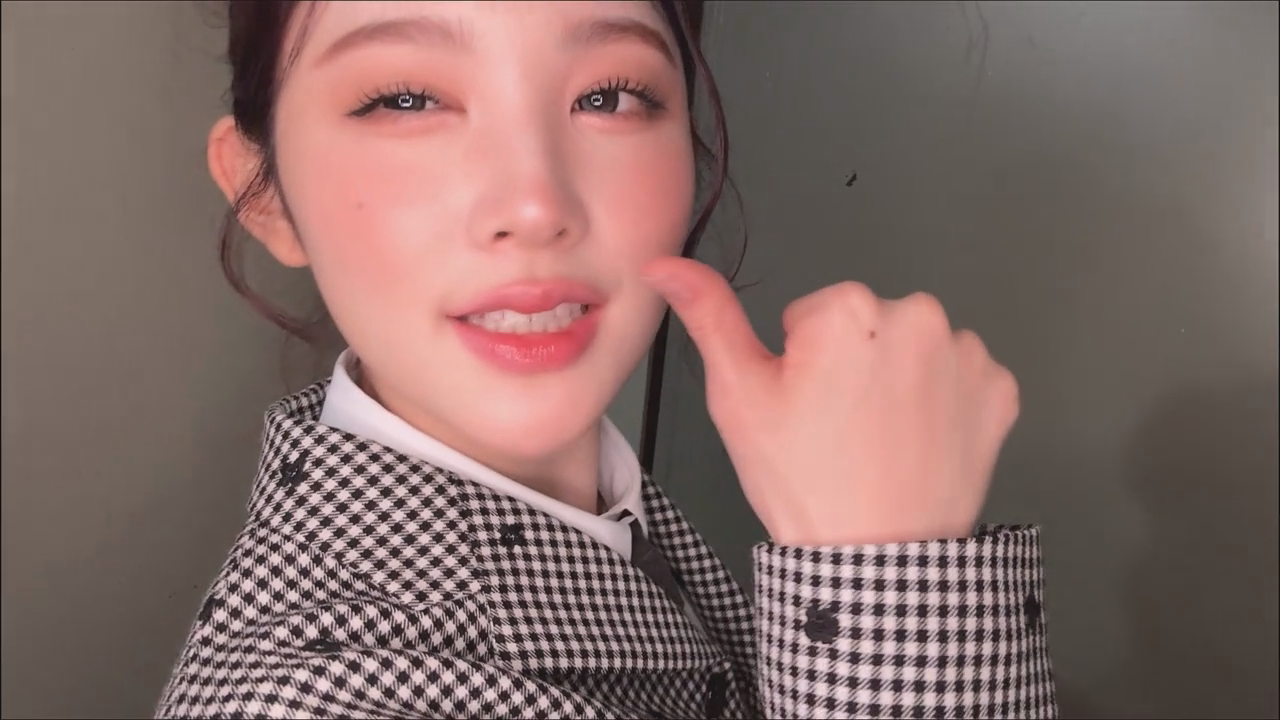 [잡담] 에이나 포커스 활동 제일 좋아하는 착장이 이건데 이걸로 틱톡 끓여온게 너무 웃김 | 인스티즈