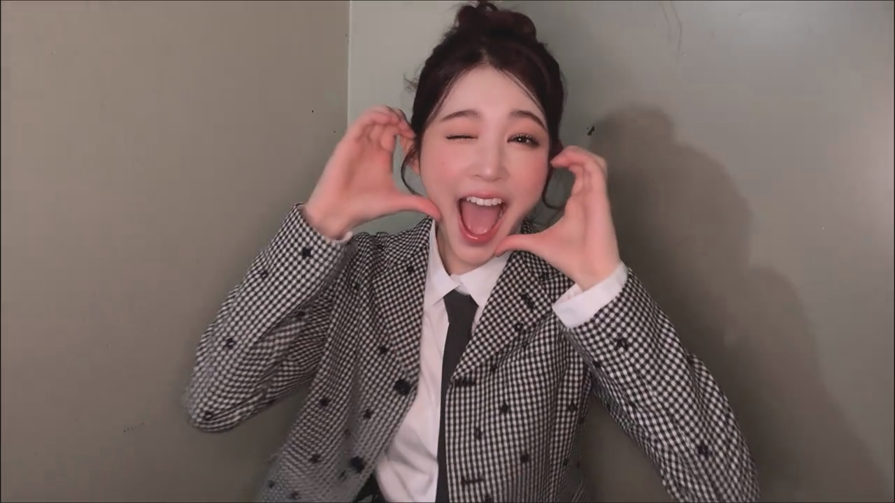 [잡담] 에이나 포커스 활동 제일 좋아하는 착장이 이건데 이걸로 틱톡 끓여온게 너무 웃김 | 인스티즈