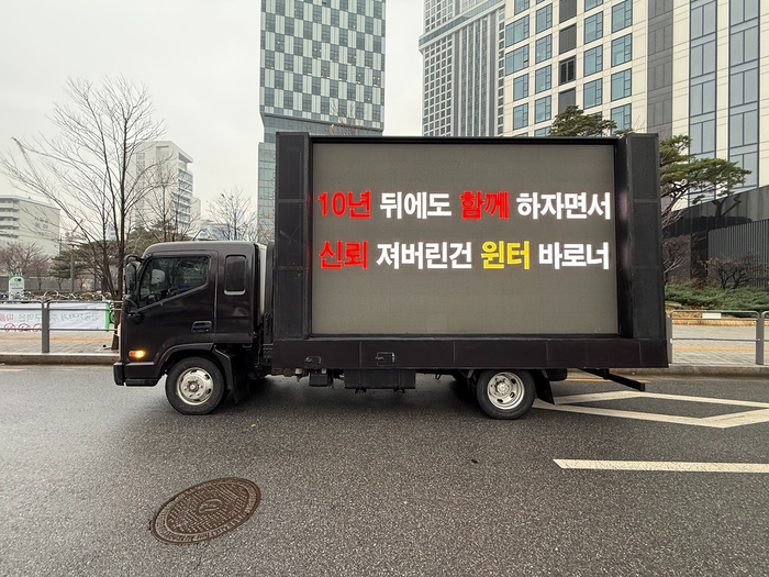 [정보/소식] 유사연애 마케팅하더니 열애설엔 묵묵부답…정국·윈터가 드러낸 아이돌 산업의 모순 | 인스티즈