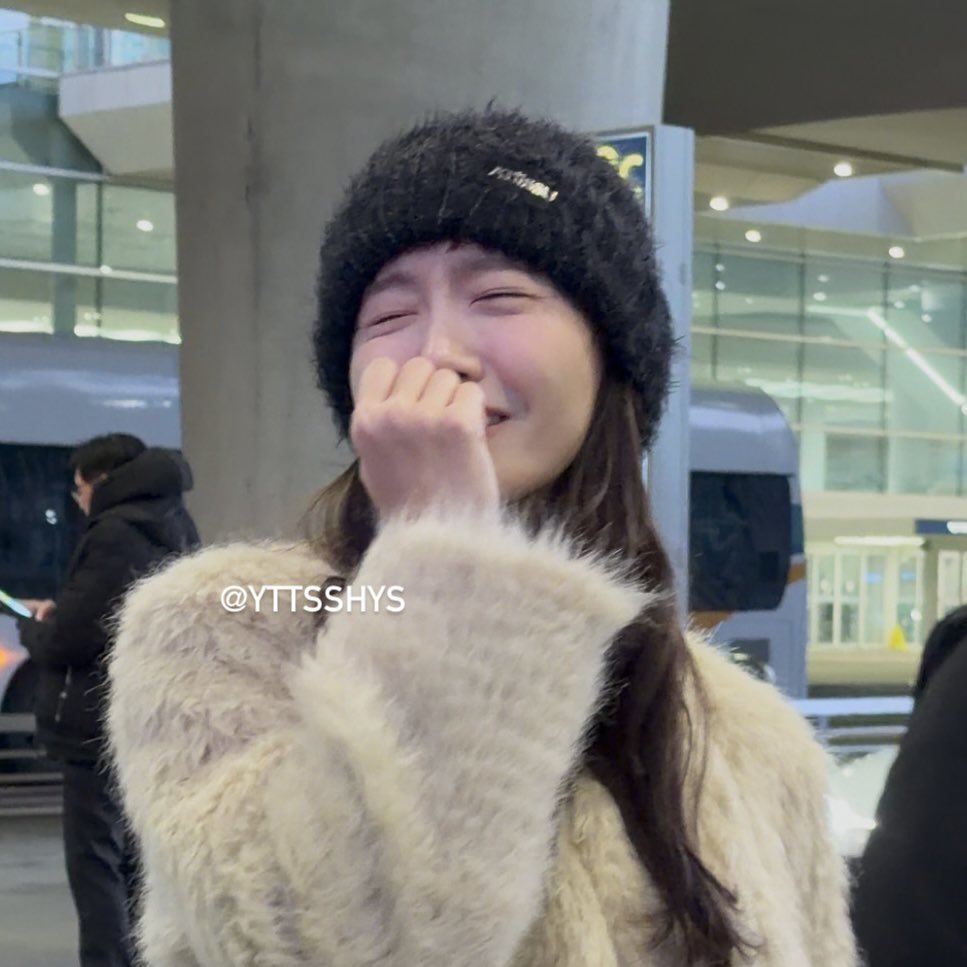 [잡담] 최근 윤아 공항 4컷요약 애교개낌주의 | 인스티즈
