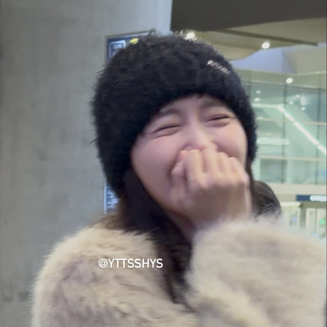 [잡담] 최근 윤아 공항 4컷요약 애교개낌주의 | 인스티즈