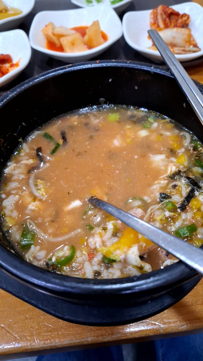 [잡담] 콩나물 국밥 시켰는데 콩나물만 다 먹어서 국밥만 남았어 | 인스티즈