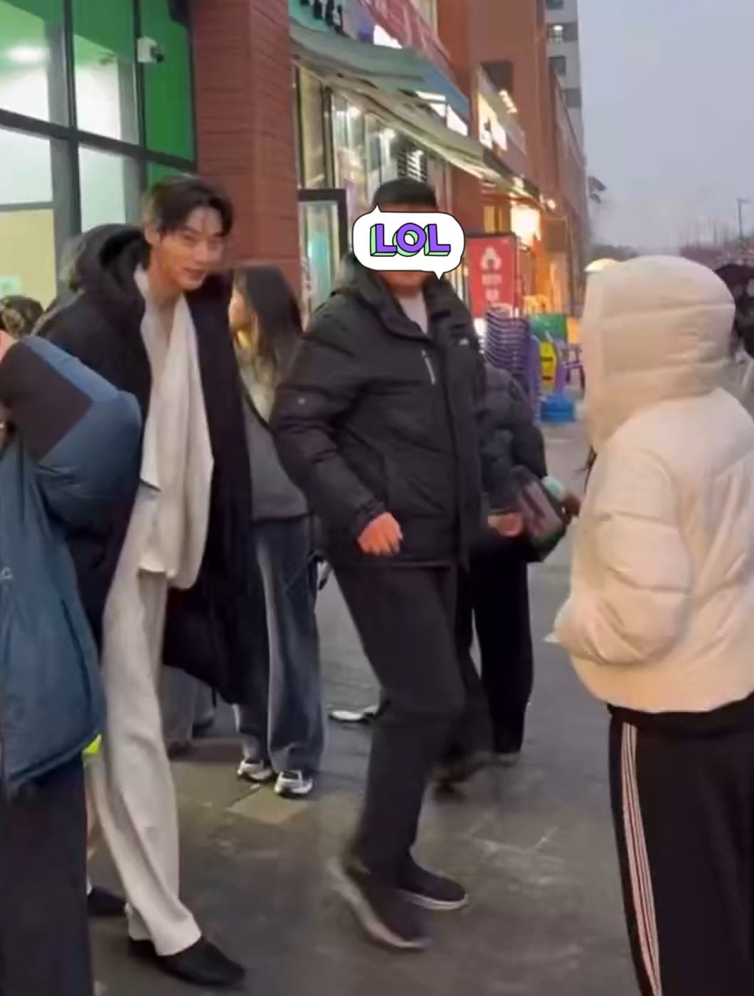 [잡담] 변우석) 변우석 의상 이걸 소화하네 | 인스티즈
