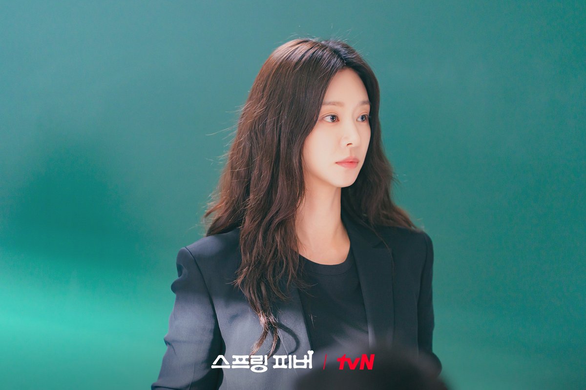 [잡담] 스프링피버) 이주빈이 소개하는 '윤봄' 키워드!#고양이🐈 #투명함🔮 #원칙주의자🙅🏻‍♀️마음의 문을 닫은 채 신수고로 온미스터리한 윤리 교사 윤봄!👩🏻‍🏫 | 인스티즈