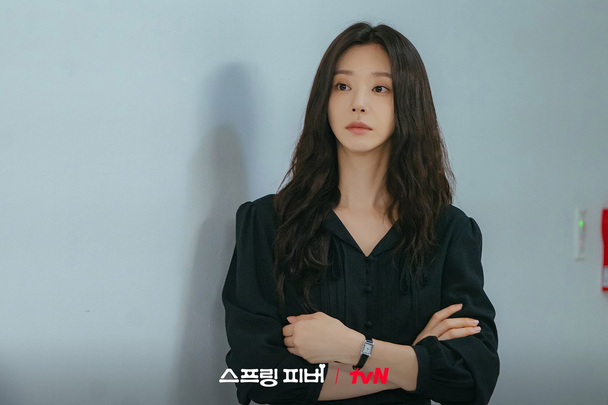 [잡담] 스프링피버) 이주빈이 소개하는 '윤봄' 키워드!#고양이🐈 #투명함🔮 #원칙주의자🙅🏻‍♀️마음의 문을 닫은 채 신수고로 온미스터리한 윤리 교사 윤봄!👩🏻‍🏫 | 인스티즈