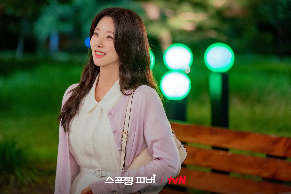 [잡담] 스프링피버) 이주빈이 소개하는 '윤봄' 키워드!#고양이🐈 #투명함🔮 #원칙주의자🙅🏻‍♀️마음의 문을 닫은 채 신수고로 온미스터리한 윤리 교사 윤봄!👩🏻‍🏫 | 인스티즈