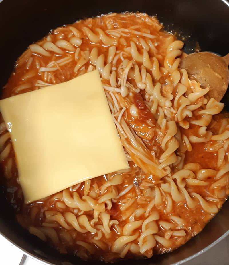 [잡담] 버섯이랑 참치가 더 많은 토마토 파스타😋 | 인스티즈