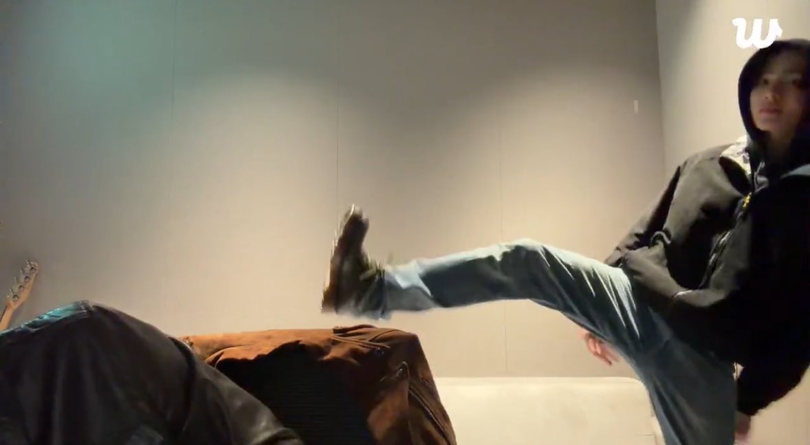 [잡담] 코르티스는 옷 소개도 남다르넼ㅋㅋ | 인스티즈
