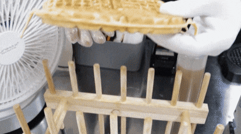 와플반죽에 씨앗호떡 속재료 넣기.gif | 인스티즈