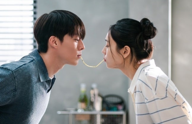 [정보/소식] 키스는괜히해서) '키스는 괜히 해서!' 장기용X안은진, 밥 먹다 면발 키스? 집 데이트 포착 | 인스티즈