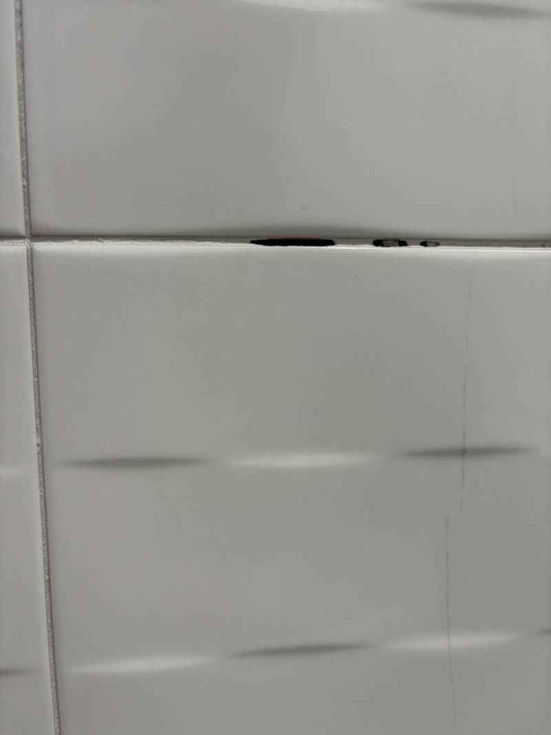 [잡담] 화장실 타일 줄눈 깨진거 어떻게 매꿔....?ㅠㅠㅠㅠ | 인스티즈