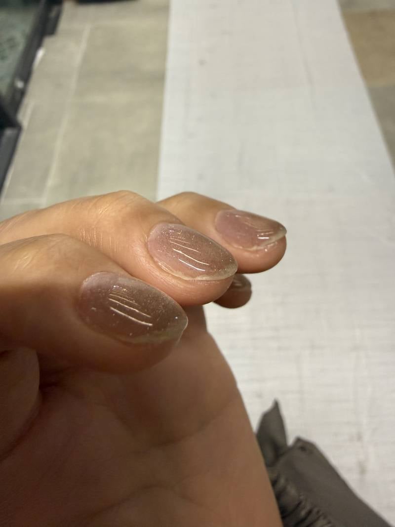 [잡담] 자석 젤네일 했는데 손톱 끝이 이렇게 다 비치는 거 맞아 ..? | 인스티즈