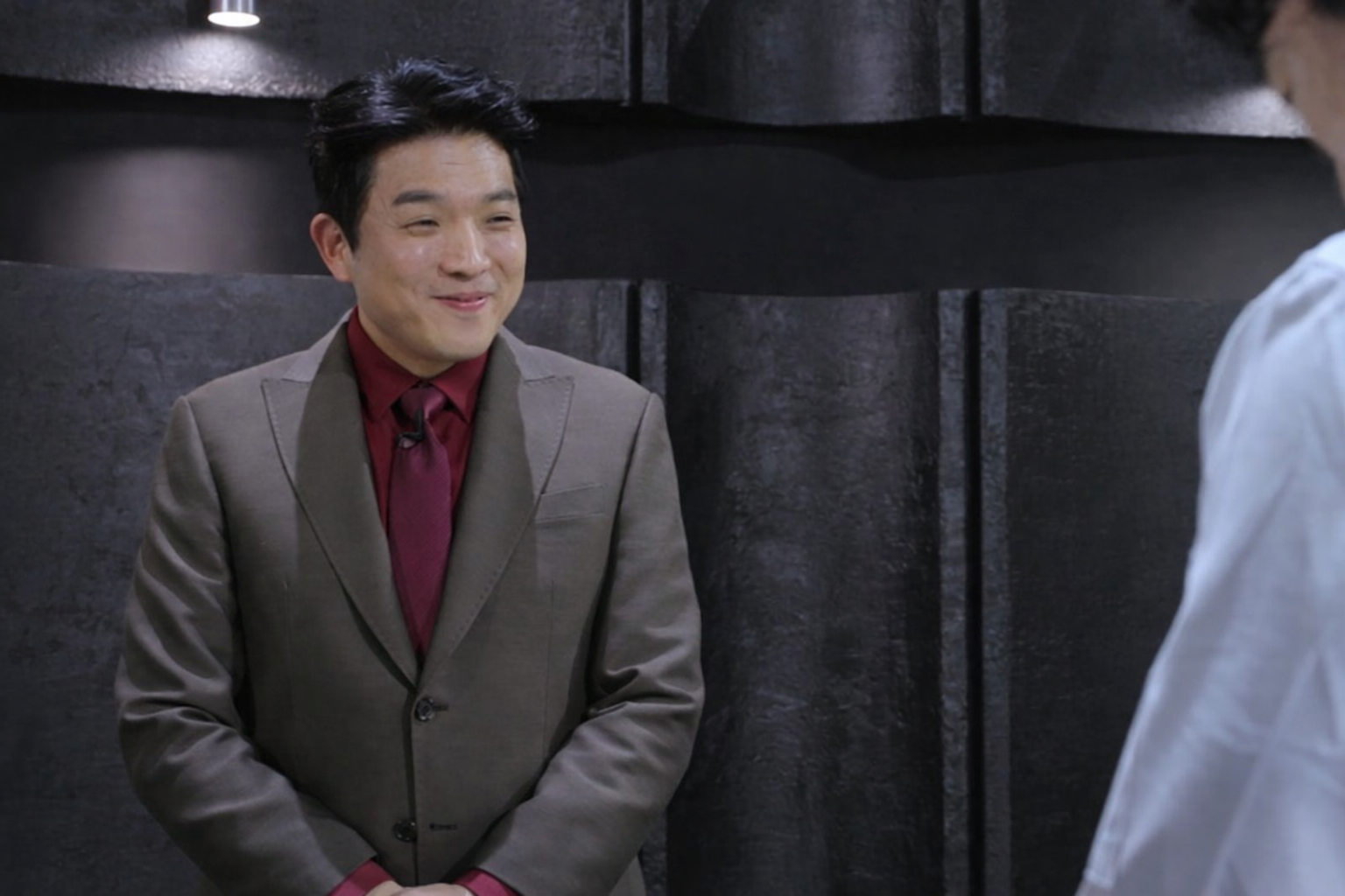 [잡담] 흑백2 안성재 와인색 셔츠 가져와라 | 인스티즈