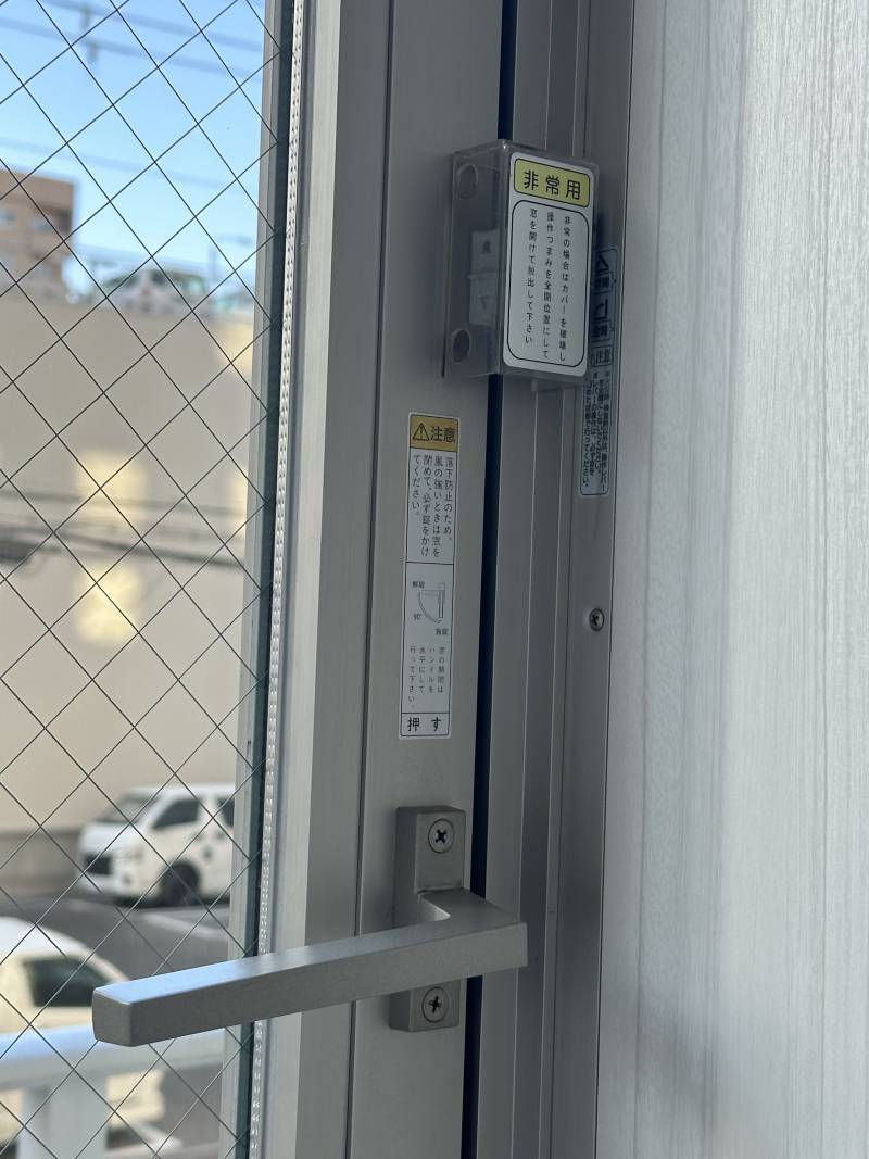 [잡담] 일본 숙소 창문 이거 대체 어떻게 여는 거야...?? ㅠㅠㅠㅠㅠ | 인스티즈