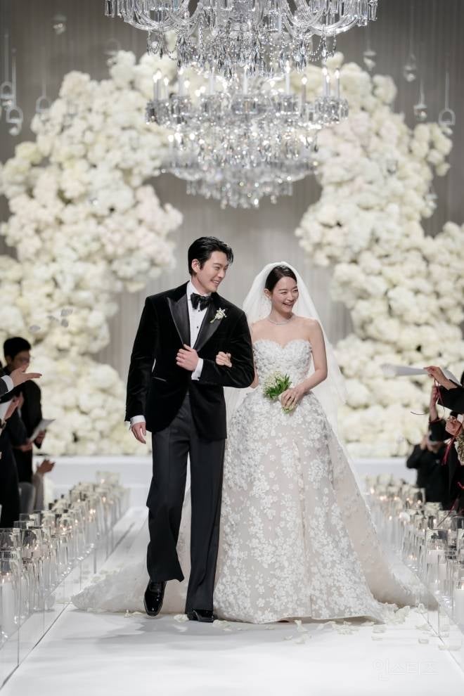 "공양미 머리에 이고…” '암투병' 김우빈 지킨 신민아의 기도 | 인스티즈