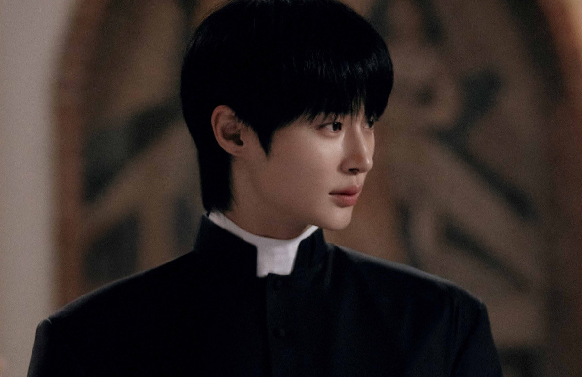 [잡담] 변우석) 난 크리스마스 아침에 신부님을 봐..⛪️ | 인스티즈
