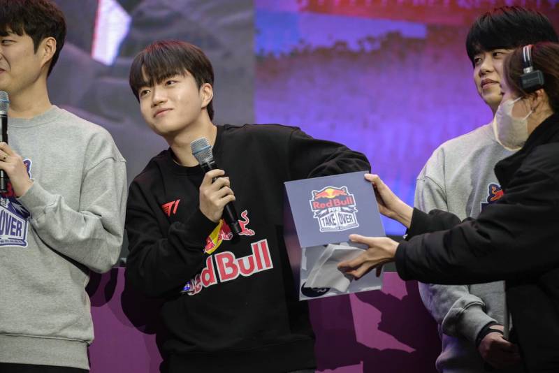 [잡담] 레드불 인스타) 연말을 마무리하는 최고의 방법 @t1lol | 인스티즈