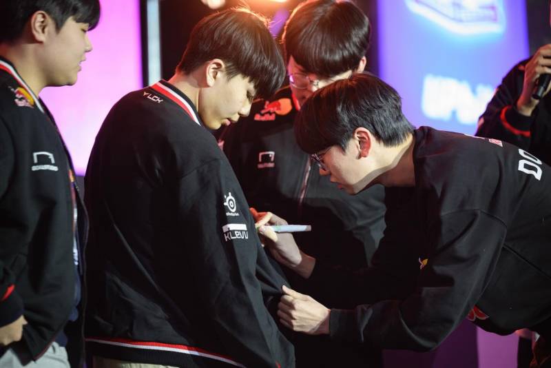[잡담] 레드불 인스타) 연말을 마무리하는 최고의 방법 @t1lol | 인스티즈