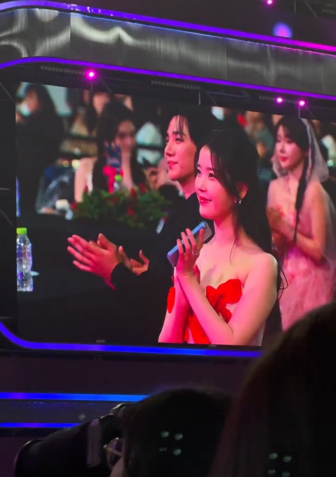 [잡담] 아이유) 251229 APAN STAR AWARDS 아이유 전광판 | 인스티즈