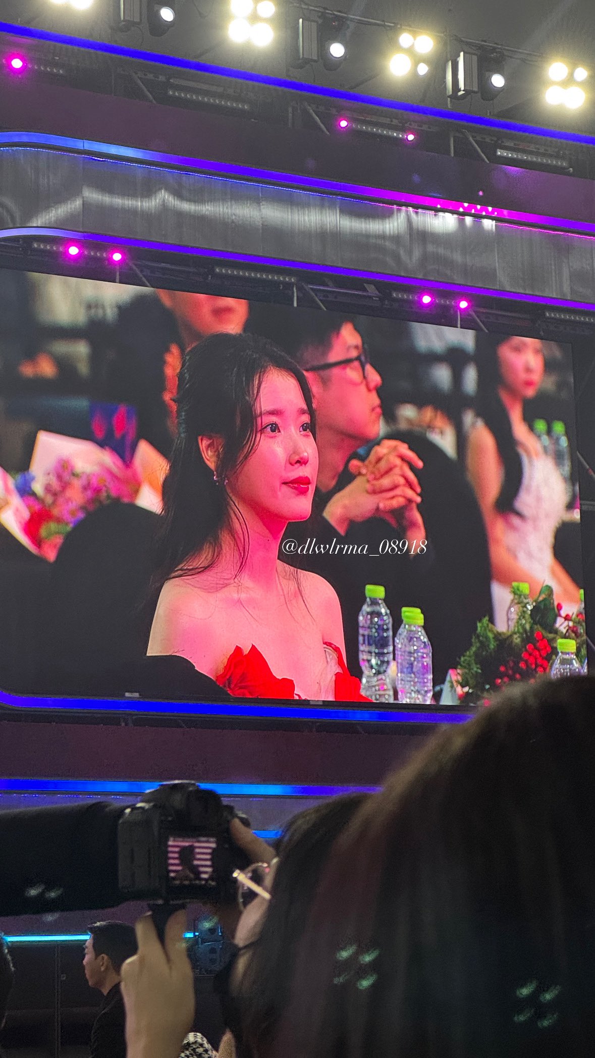 [잡담] 아이유) 251229 APAN STAR AWARDS 아이유 전광판 | 인스티즈
