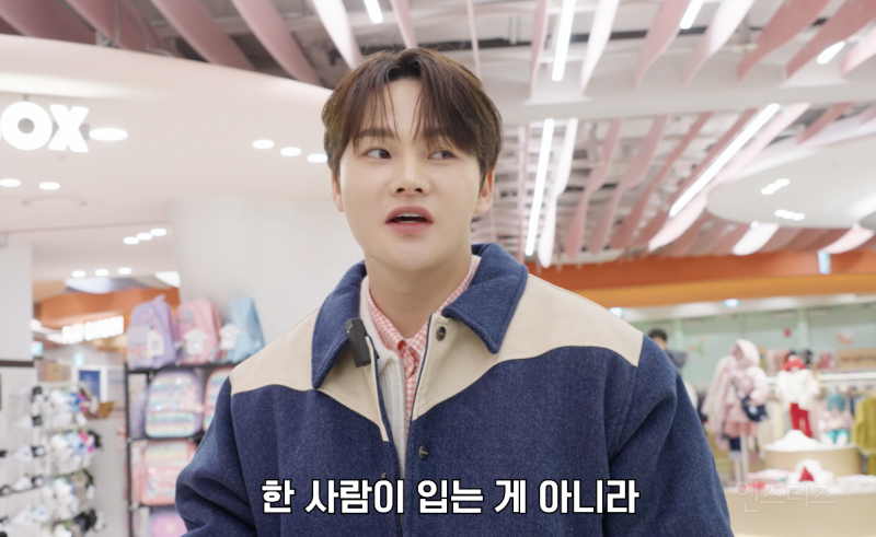 매년 아동복지센터에 패딩을 기부하는 가수 .jpg | 인스티즈