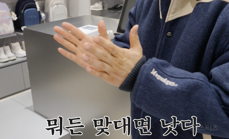 매년 아동복지센터에 패딩을 기부하는 가수 .jpg | 인스티즈