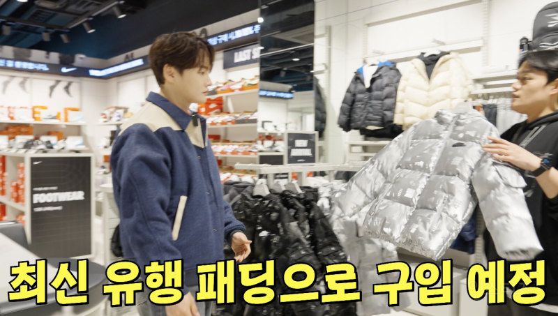 매년 아동복지센터에 패딩을 기부하는 가수 .jpg | 인스티즈