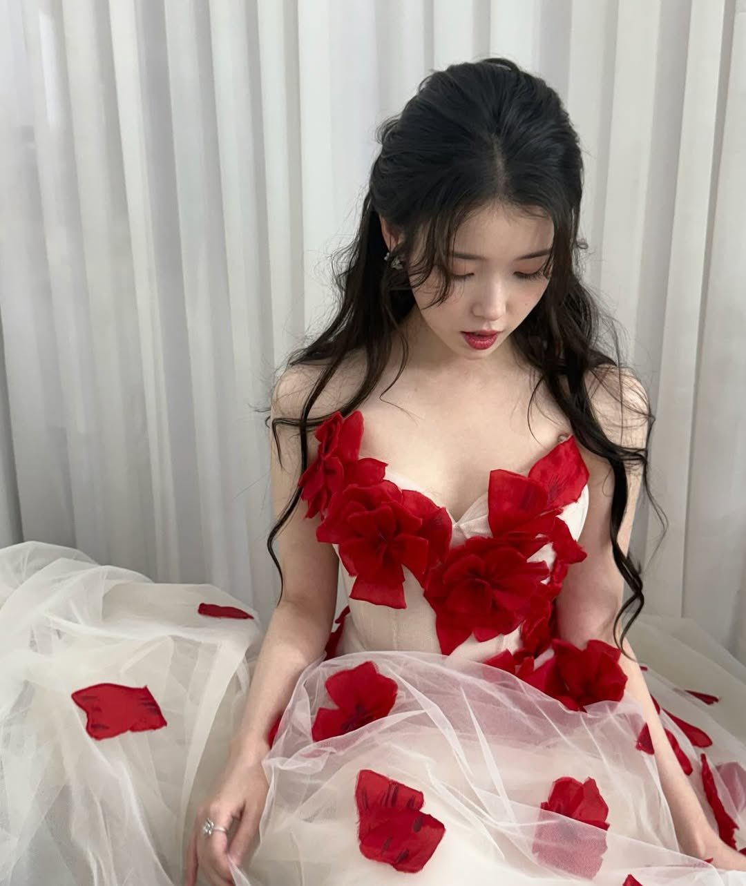 [잡담] 아이유) 251230 아이유 인스타 🌹💃 | 인스티즈