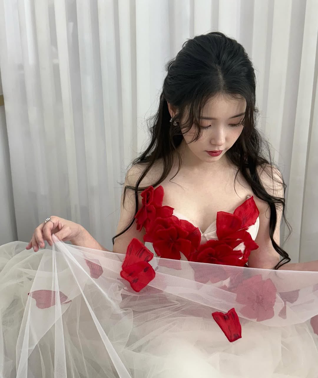[잡담] 아이유) 251230 아이유 인스타 🌹💃 | 인스티즈