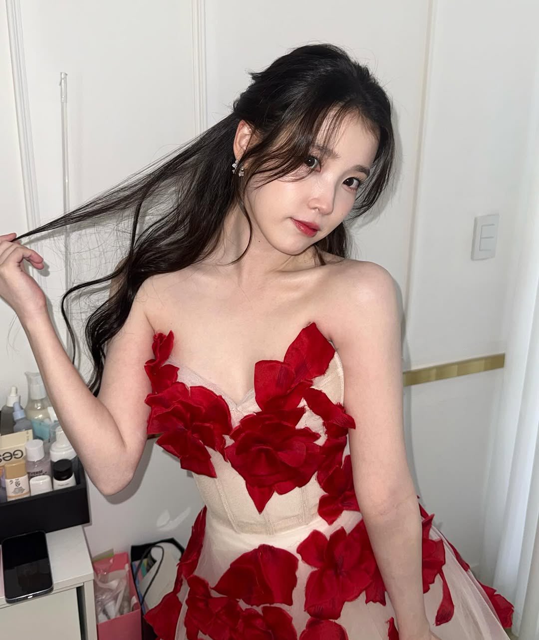 [잡담] 아이유) 251230 아이유 인스타 🌹💃 | 인스티즈