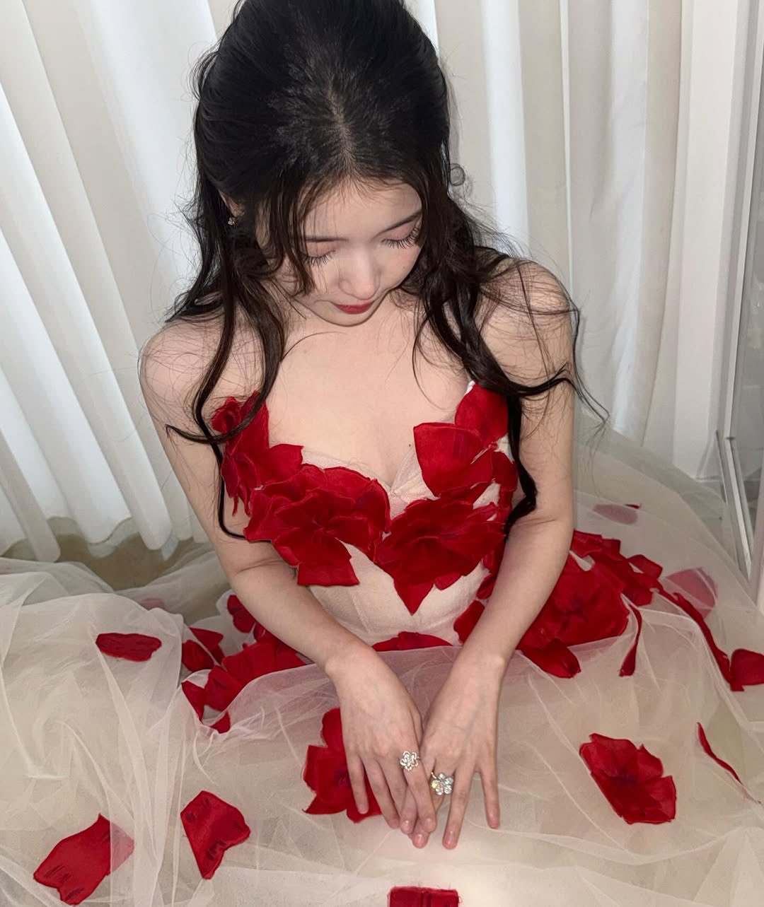 [잡담] 아이유) 251230 아이유 인스타 🌹💃 | 인스티즈