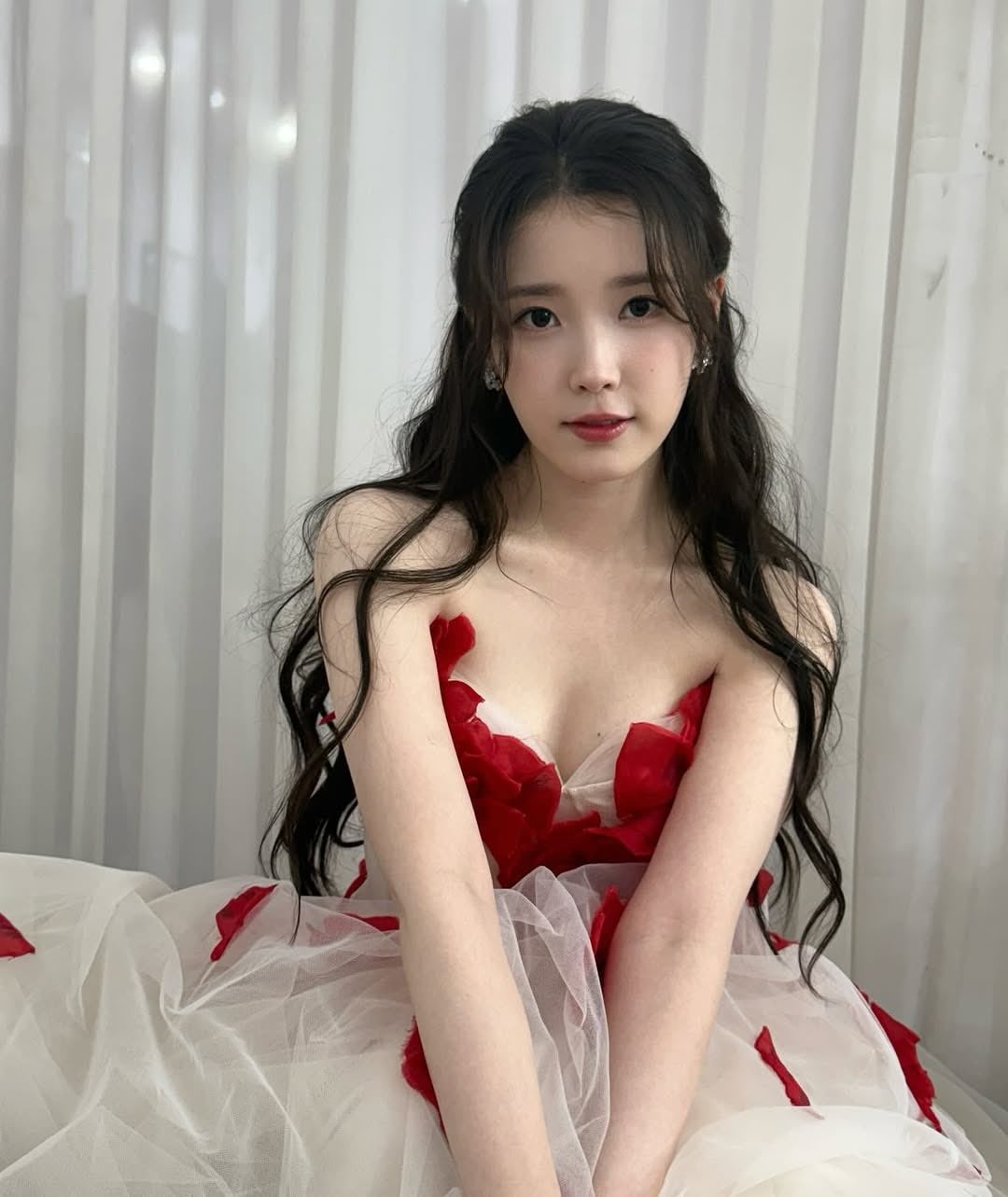 [잡담] 아이유) 251230 아이유 인스타 🌹💃 | 인스티즈