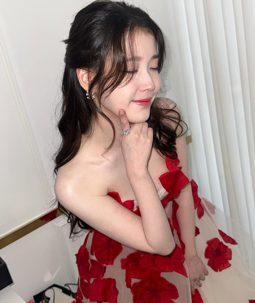 [잡담] 아이유) 251230 아이유 인스타 🌹💃 | 인스티즈