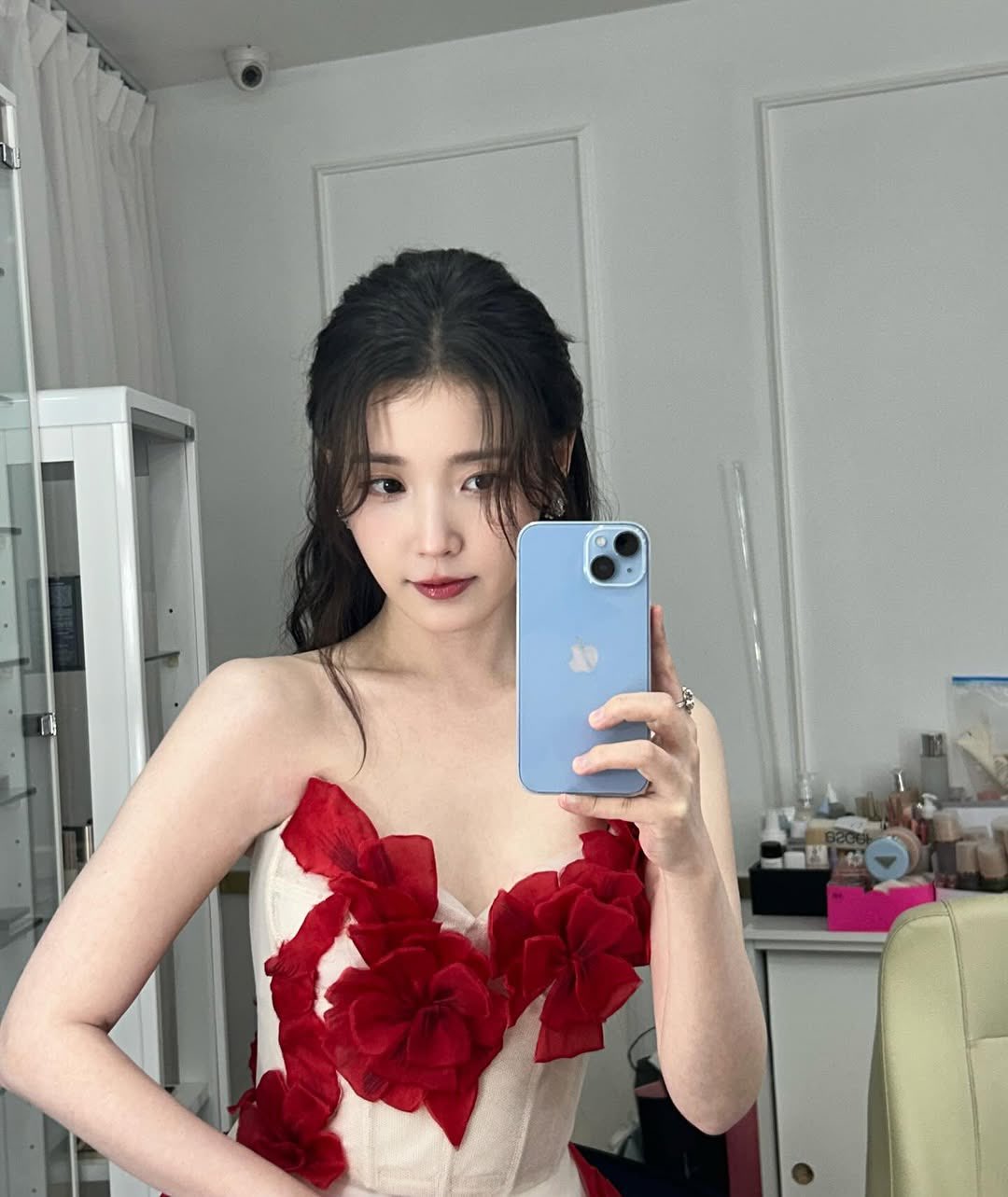 [잡담] 아이유) 251230 아이유 인스타 🌹💃 | 인스티즈