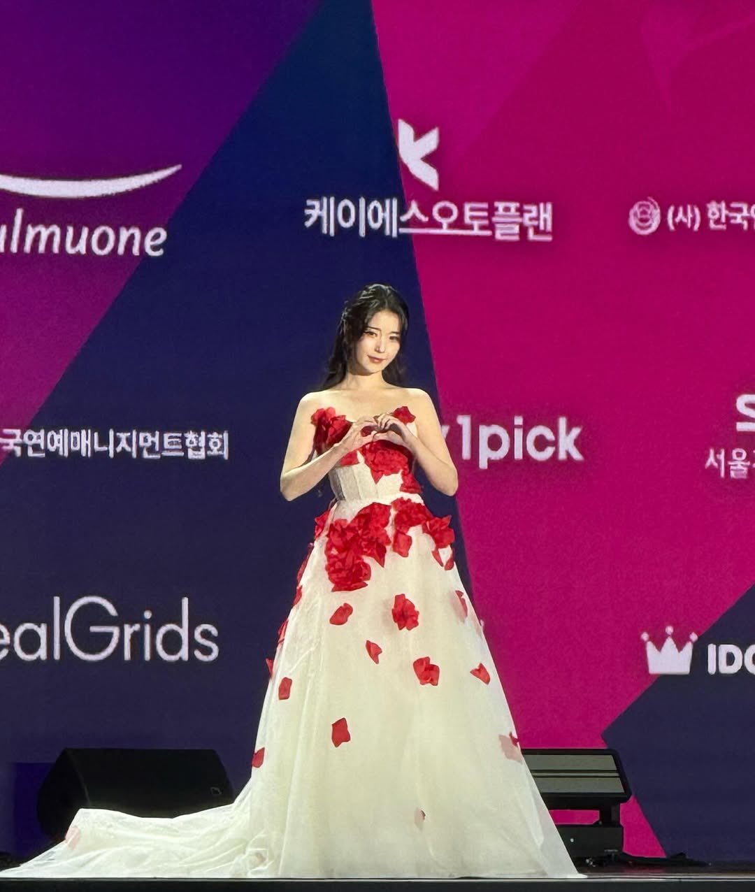 [잡담] 아이유) 251230 아이유 인스타 🌹💃 | 인스티즈