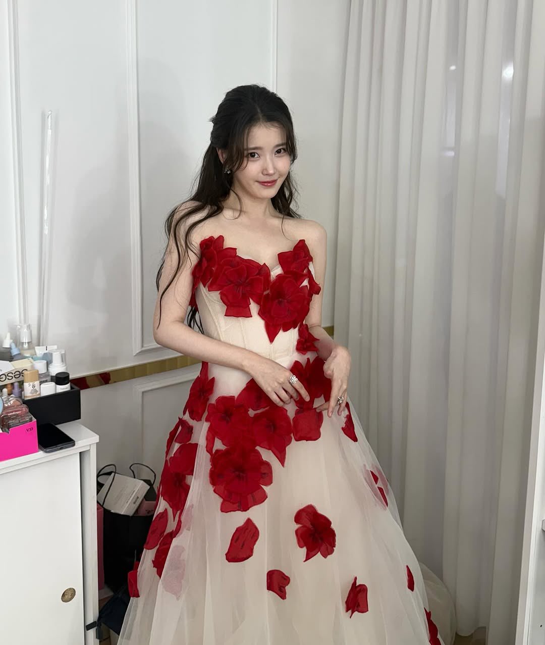[잡담] 아이유) 251230 아이유 인스타 🌹💃 | 인스티즈