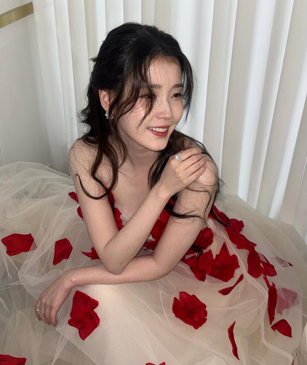 [잡담] 아이유) 251230 아이유 인스타 🌹💃 | 인스티즈