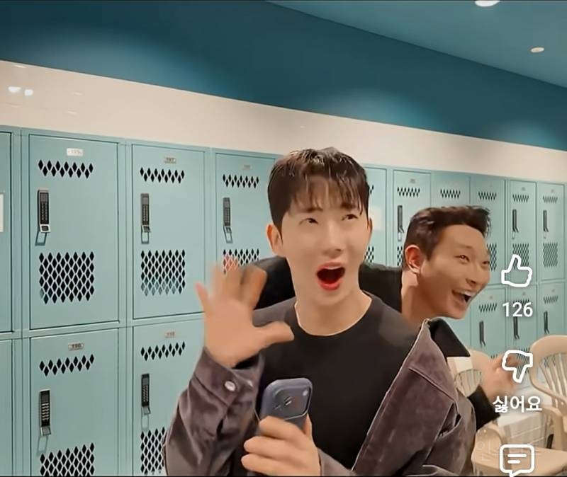 날것 그자체로 챌린지 찍는 남돌 두명.jpg | 인스티즈