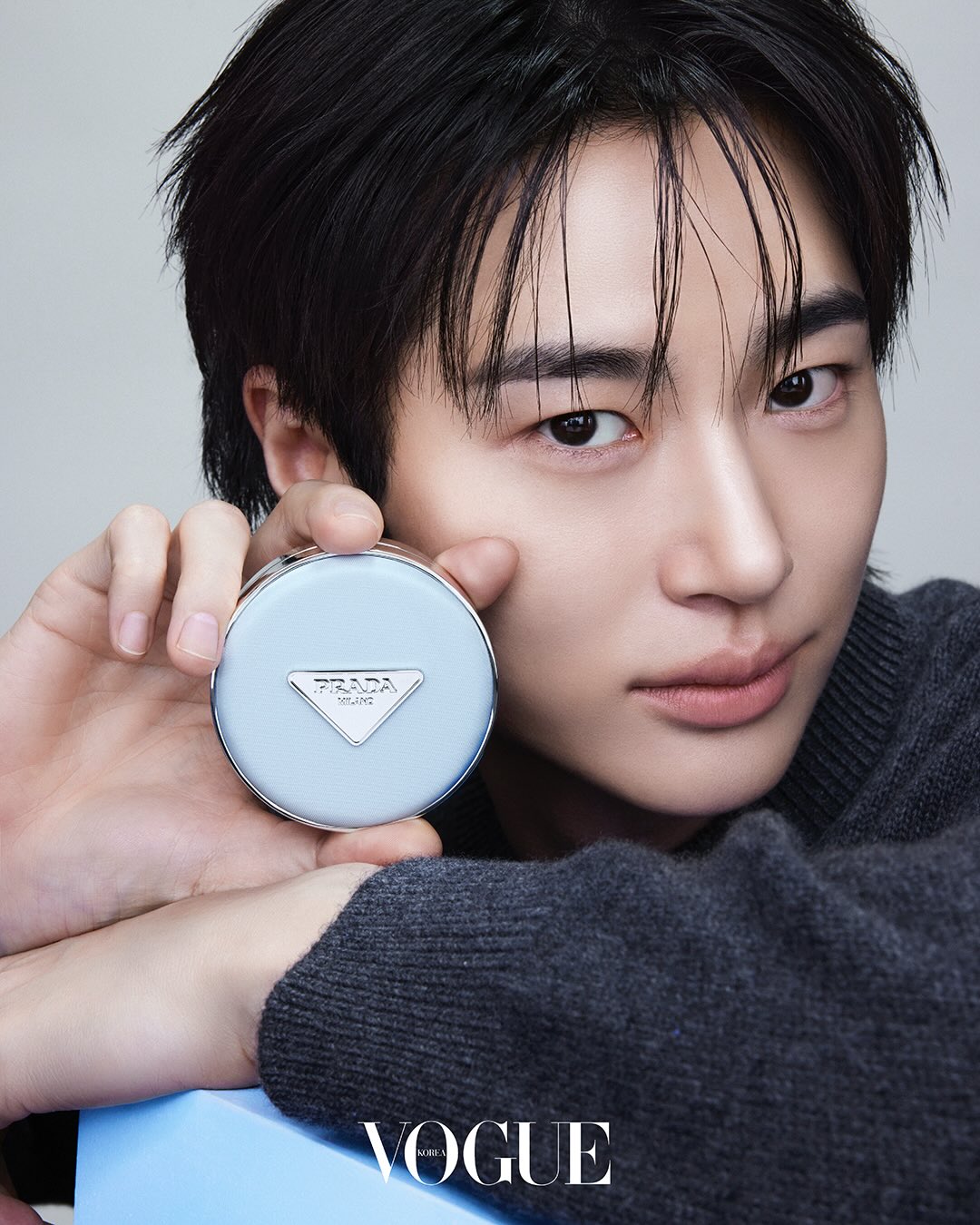 [정보/소식] 변우석) <VOGUE KOREA> 변우석 X 프라다뷰티 블루쿠션 화보 | 인스티즈