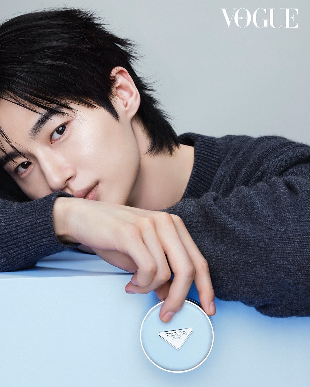 [정보/소식] 변우석) <VOGUE KOREA> 변우석 X 프라다뷰티 블루쿠션 화보 | 인스티즈