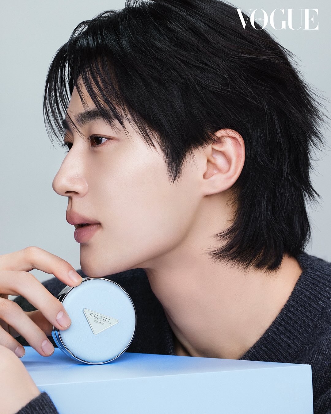 [정보/소식] 변우석) <VOGUE KOREA> 변우석 X 프라다뷰티 블루쿠션 화보 | 인스티즈