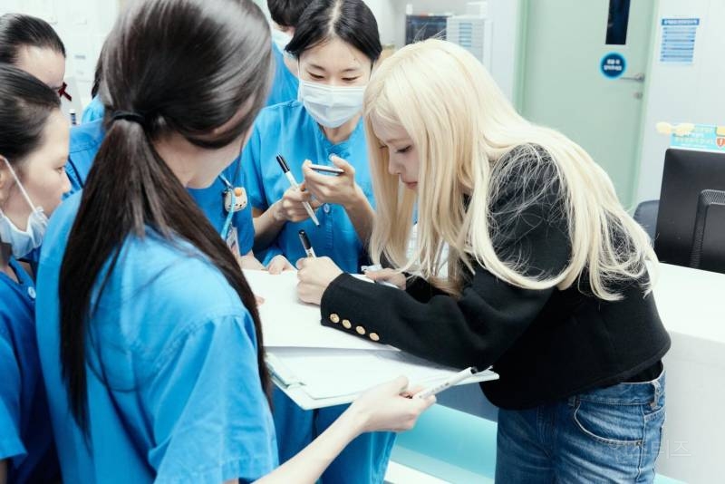 크리스마스에 서울대학교 어린이병원에 다녀온다는 로제 | 인스티즈