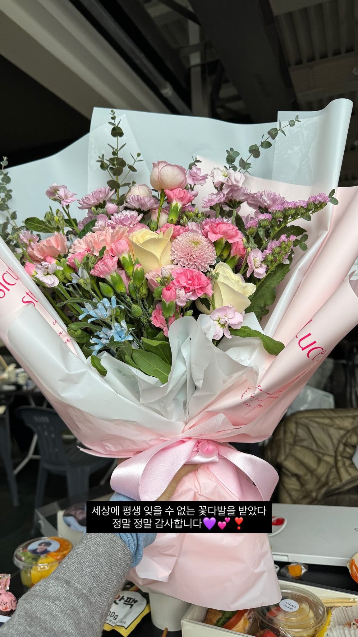 [잡담] 변우석) 그때 디커 촬영날 스탭분한테 꽃 선물 한 거 맞나봥 | 인스티즈