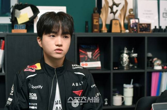 [잡담] 구단에서 기사써달라하고 사옥에서 인터뷰하고 사진찍은 느낌.. | 인스티즈