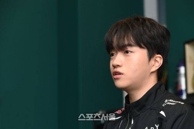 [잡담] 구단에서 기사써달라하고 사옥에서 인터뷰하고 사진찍은 느낌.. | 인스티즈
